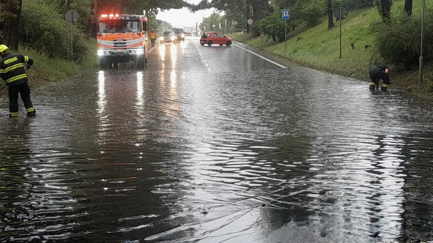 Praze hrozí silné bouřky, meteorologové varují před kroupami a přívalovým deštěm