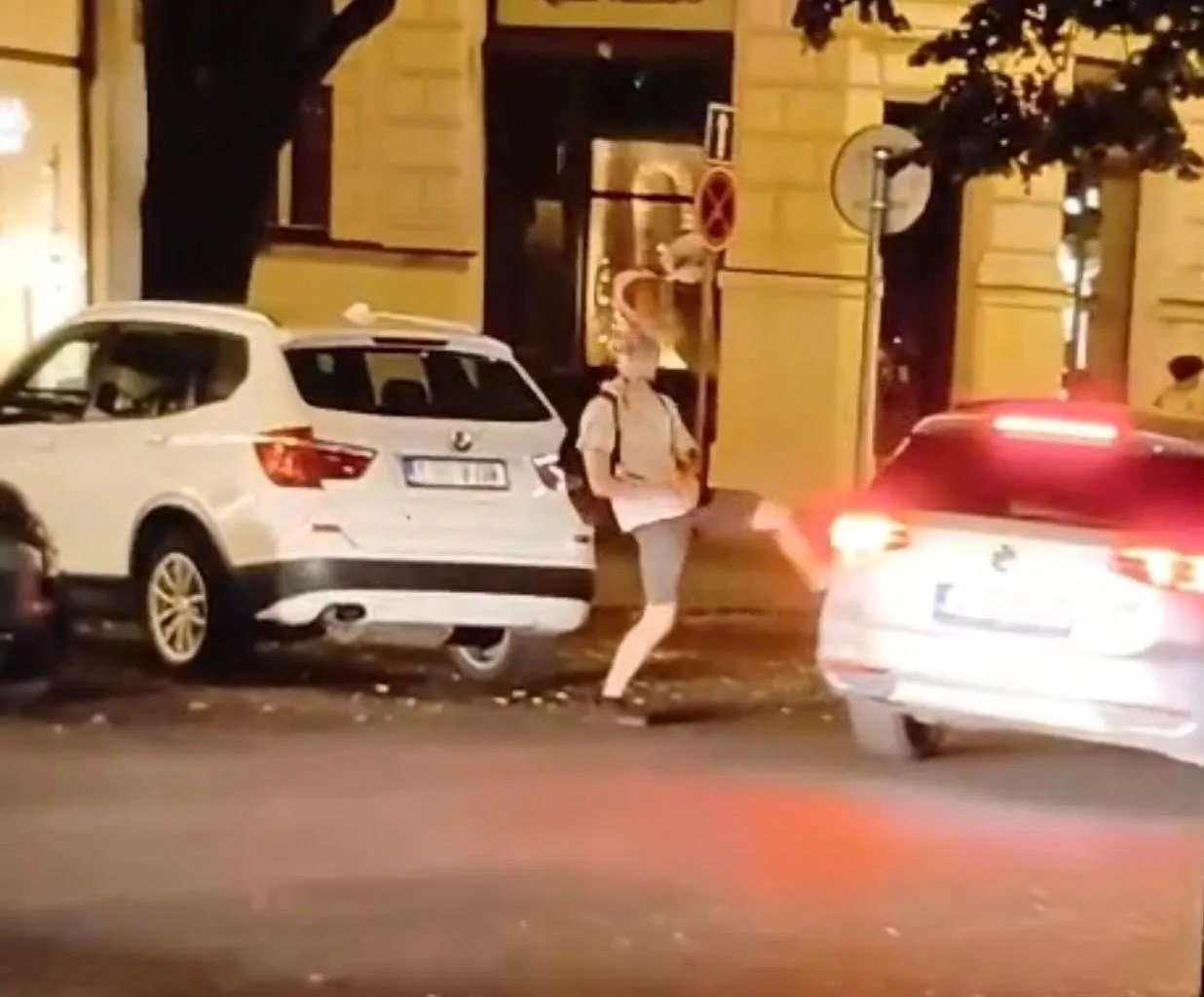 GIBS řeší případ muže, který poškodil auta v Pařížské. Hledá svědky události