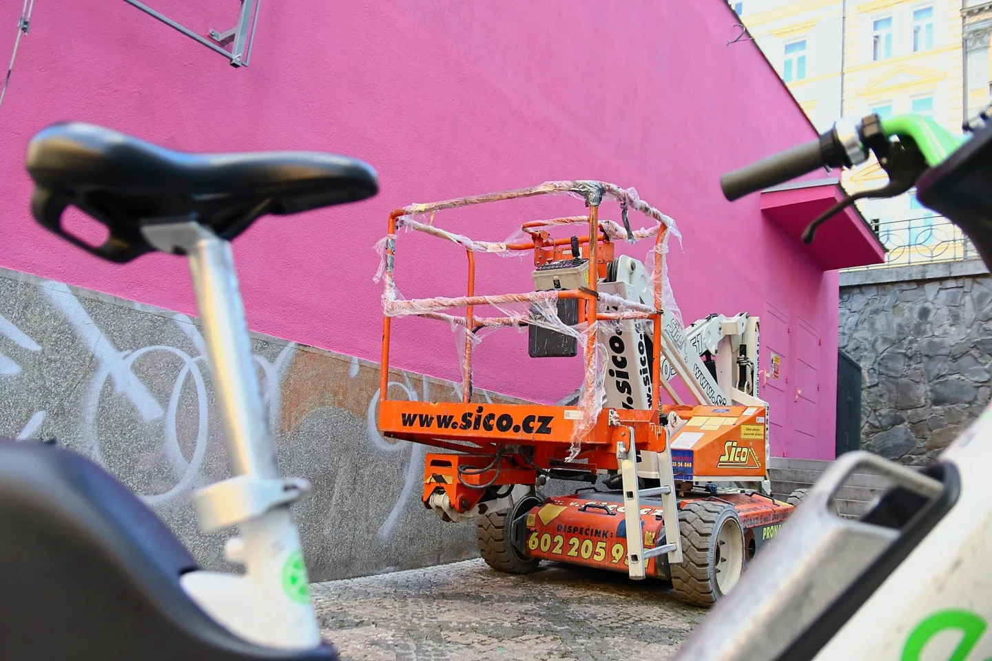 FOTO: Růžový mural na Žižkově je zatím nedokončený, autorka musela práci přerušit