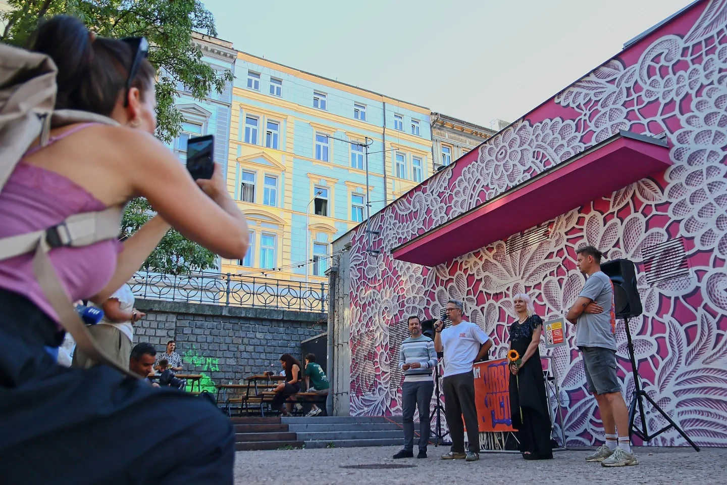 FOTO: Růžový mural na Žižkově je zatím nedokončený, autorka musela práci přerušit