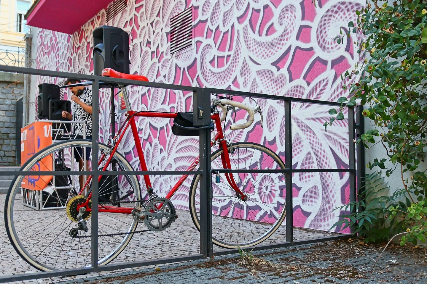 FOTO: Růžový mural na Žižkově je zatím nedokončený, autorka musela práci přerušit