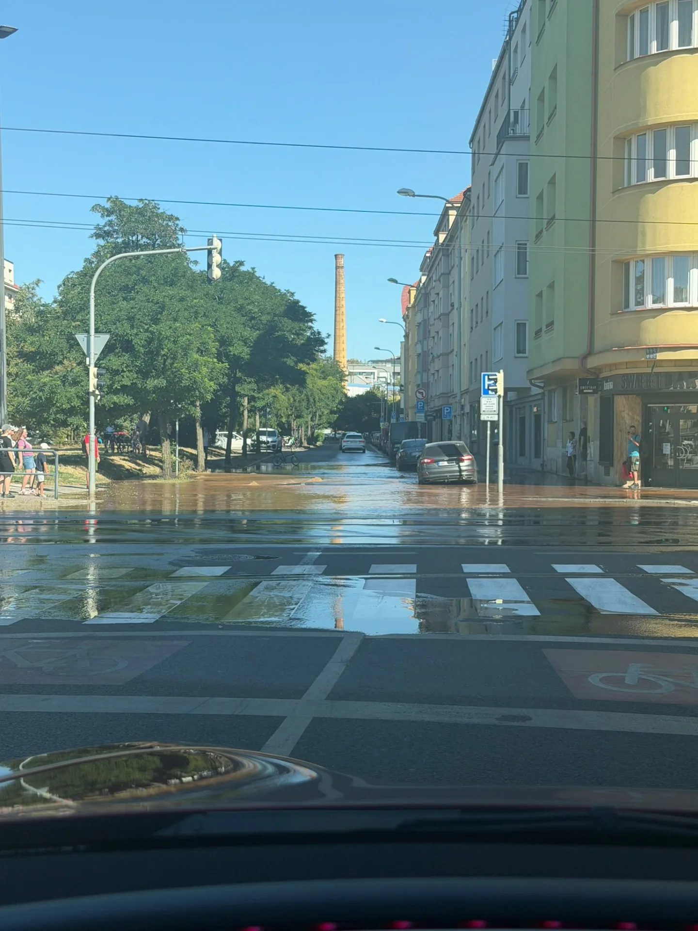 Voda z prasklého vodovodního potrubí zaplavila ulice v pražské Libni