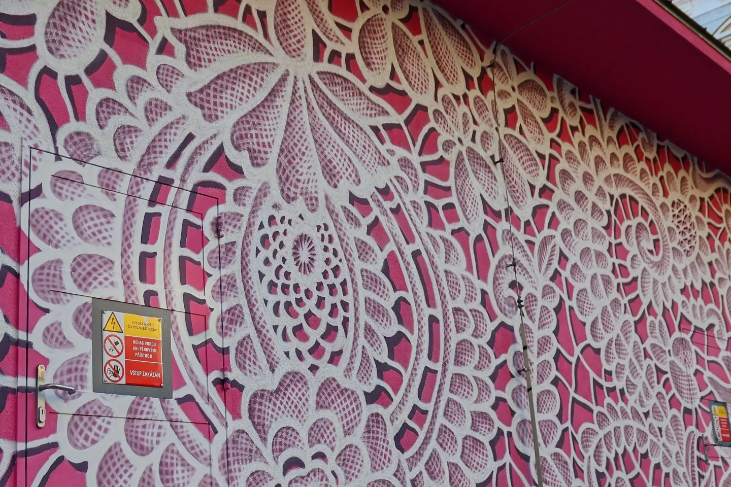 FOTO: Růžový mural na Žižkově je zatím nedokončený, autorka musela práci přerušit
