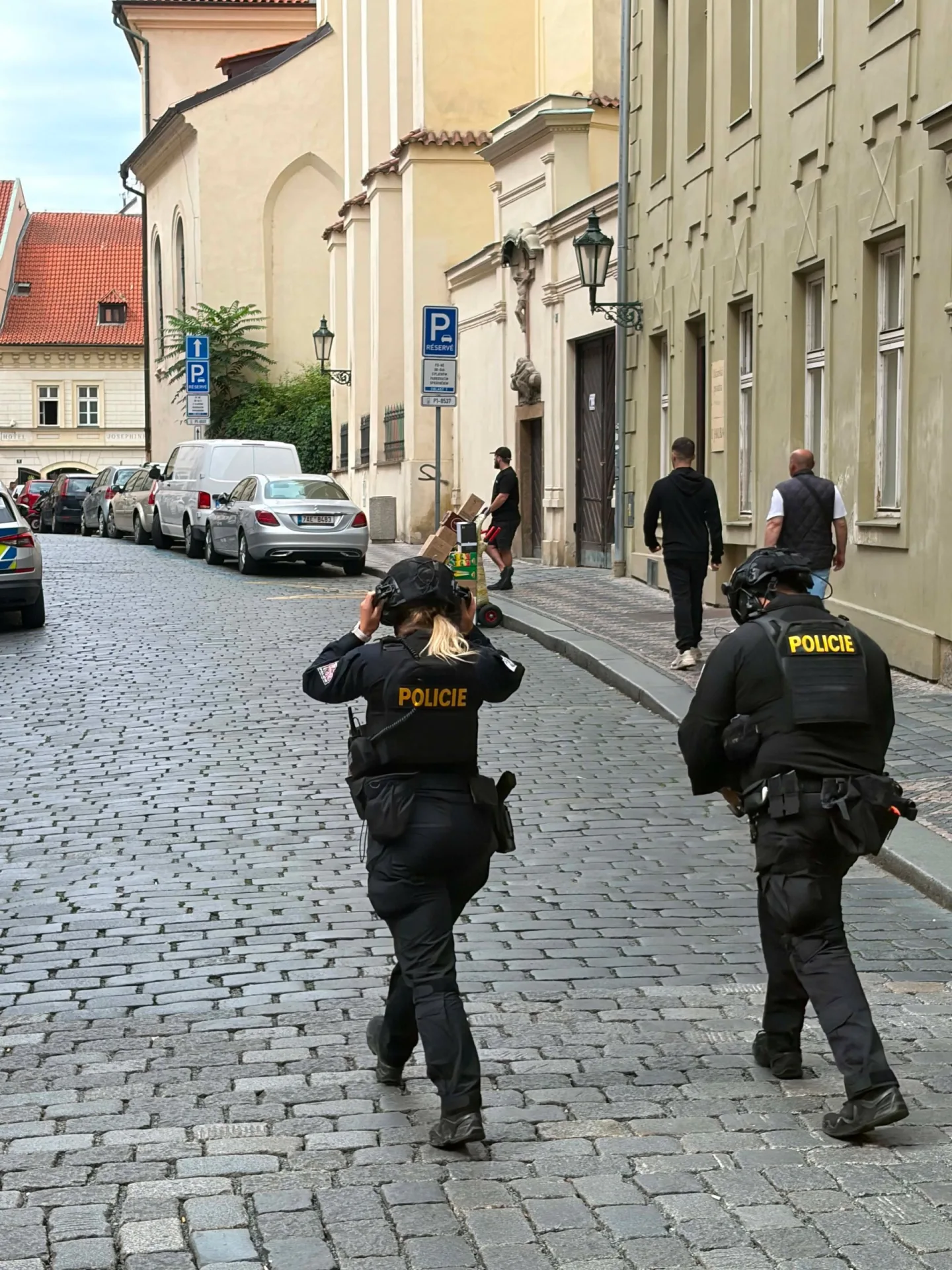 Policejní zásah v centru Prahy. V apartmánu se zabarikádoval agresivní host