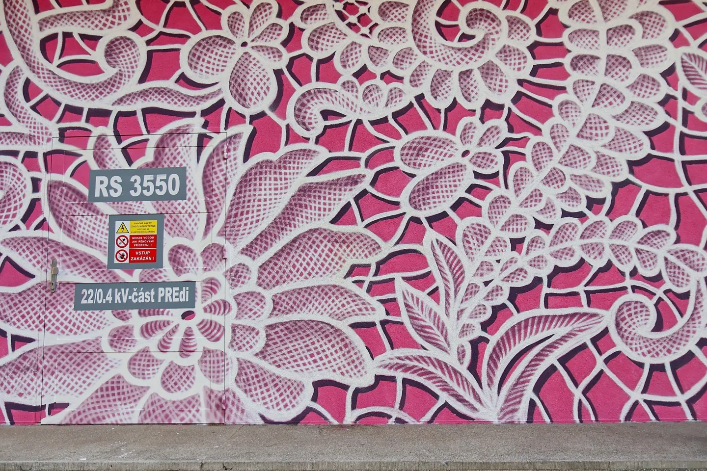 FOTO: Růžový mural na Žižkově je zatím nedokončený, autorka musela práci přerušit
