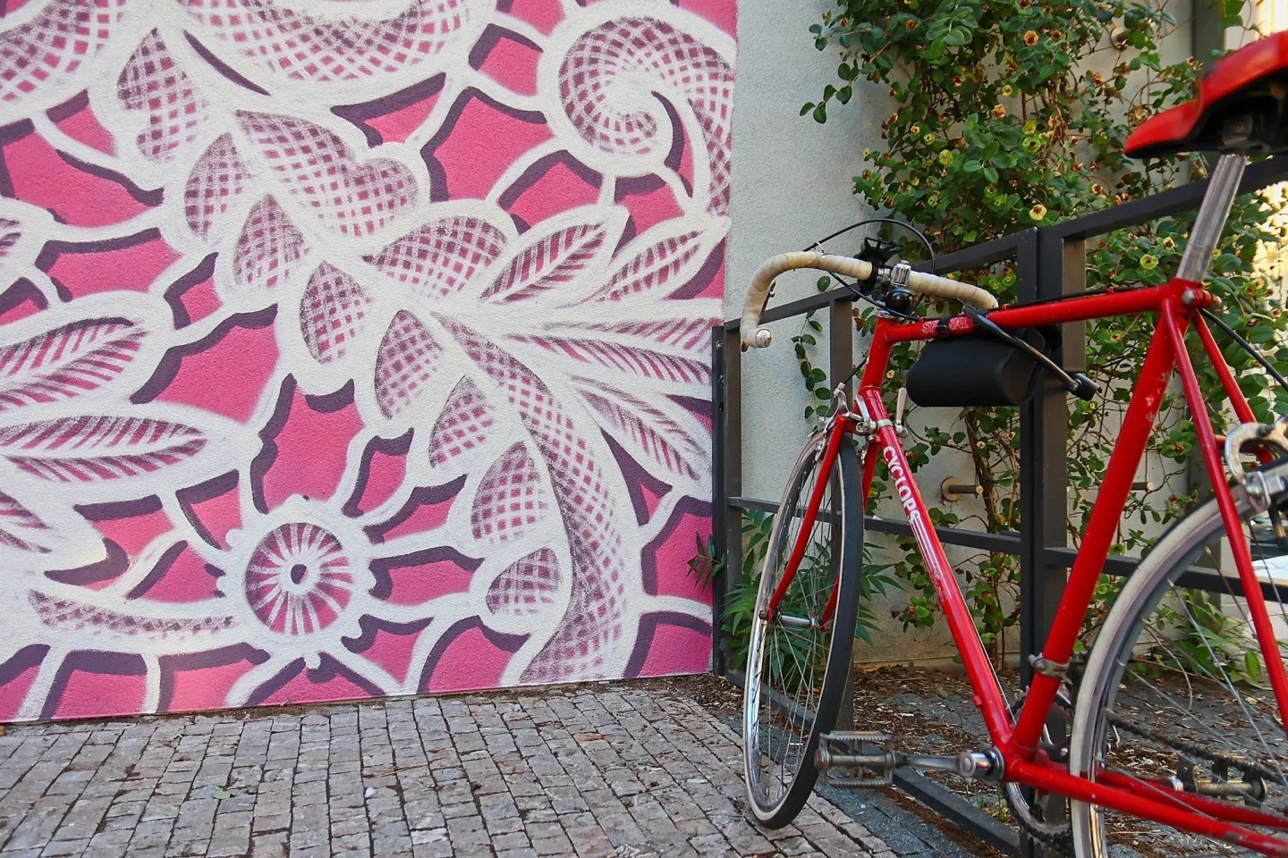 FOTO: Růžový mural na Žižkově je zatím nedokončený, autorka musela práci přerušit