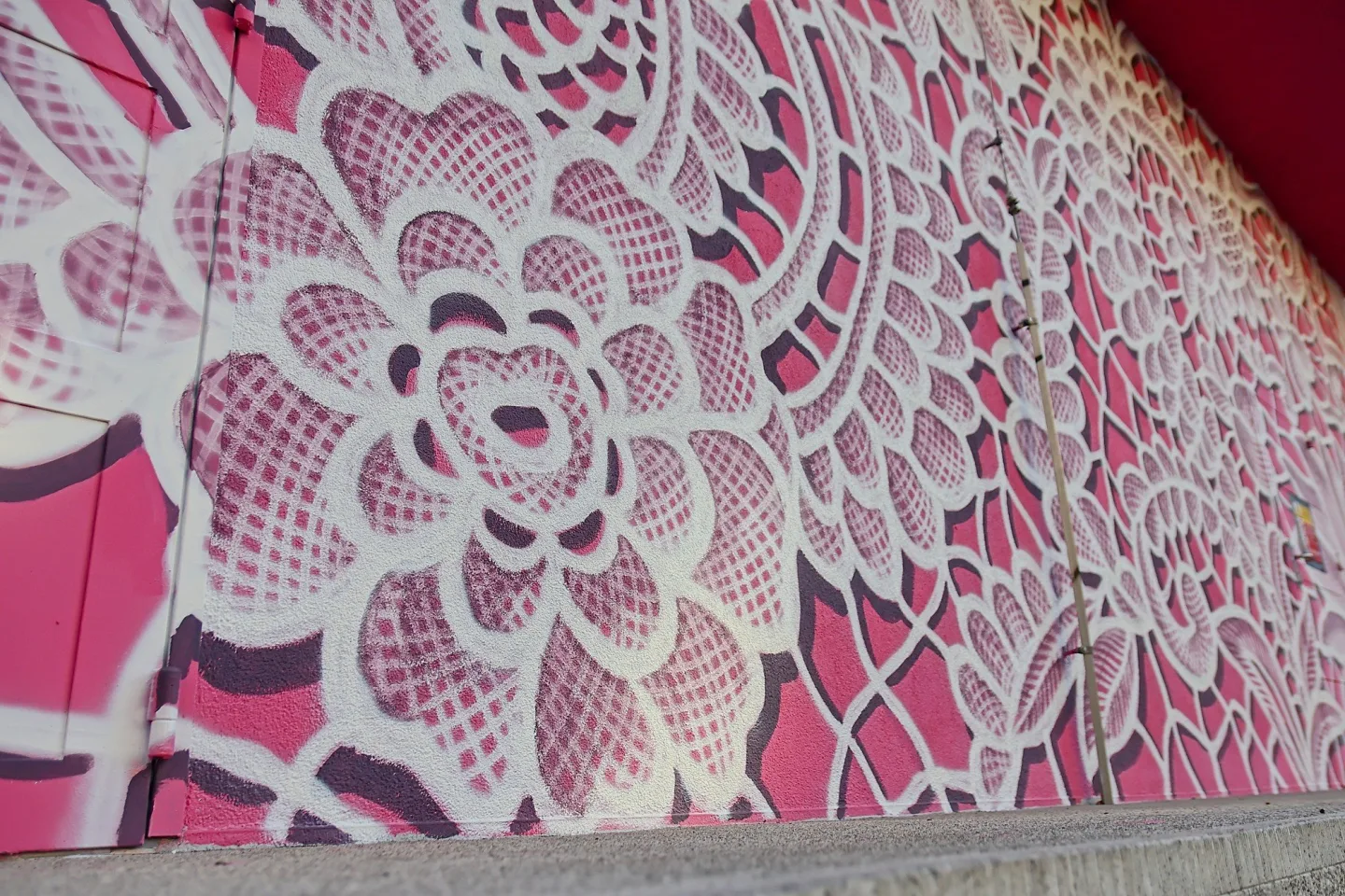FOTO: Růžový mural na Žižkově je zatím nedokončený, autorka musela práci přerušit