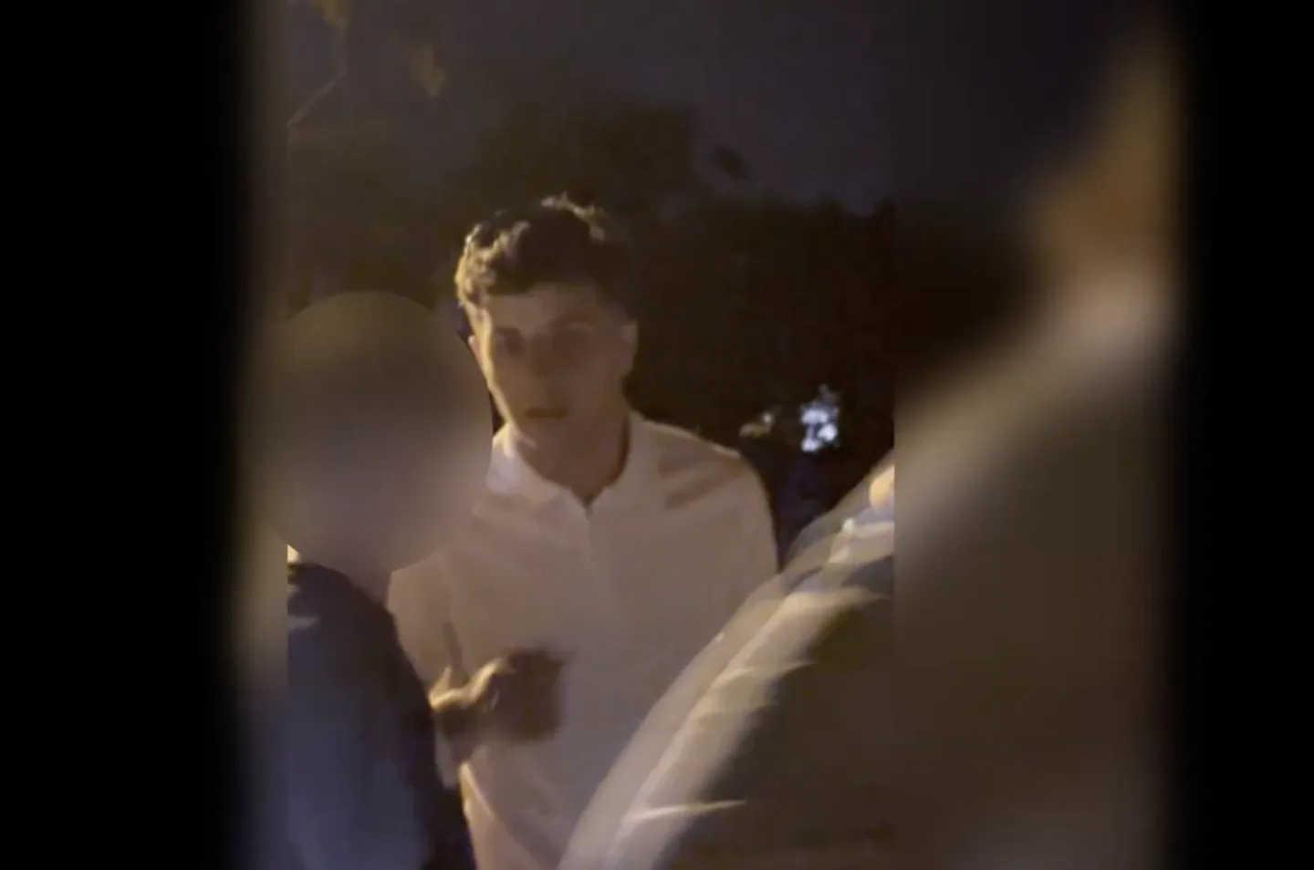 Jednou ranou poslal muže do nemocnice. Policie hledá mladého útočníka z Letné