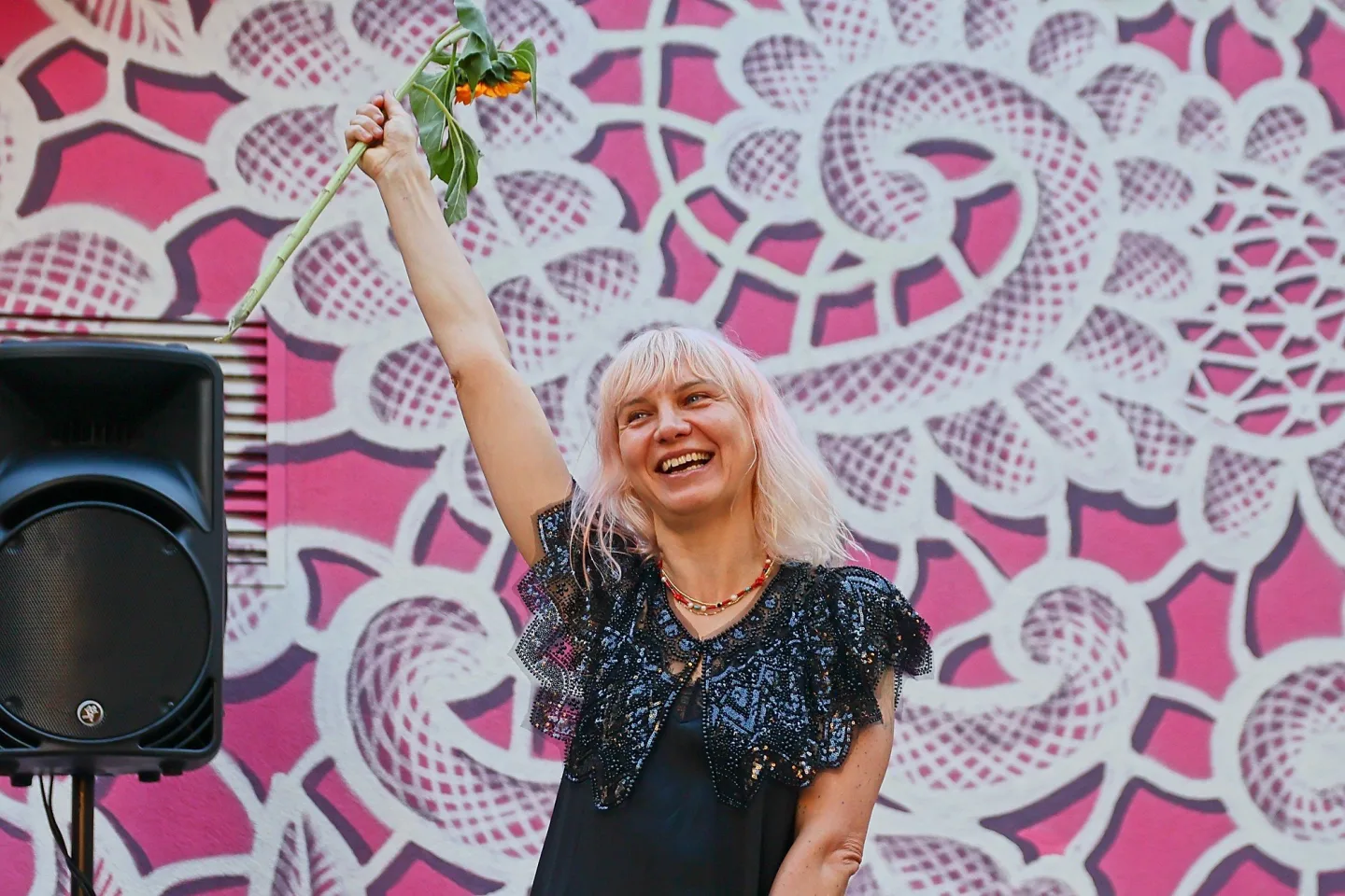 FOTO: Růžový mural na Žižkově je zatím nedokončený, autorka musela práci přerušit