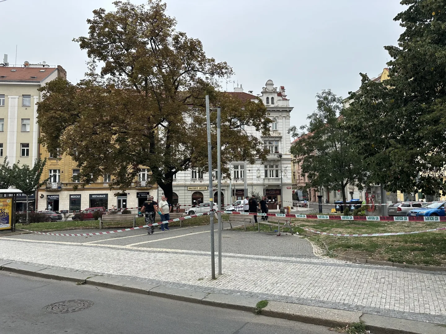 Hádka na náměstí v Nuslích skončila pobodáním, jednoho muže odvezli do nemocnice