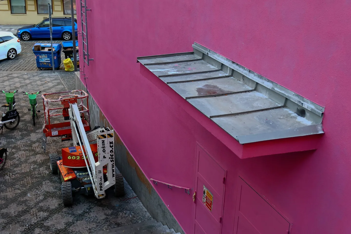 FOTO: Růžový mural na Žižkově je zatím nedokončený, autorka musela práci přerušit
