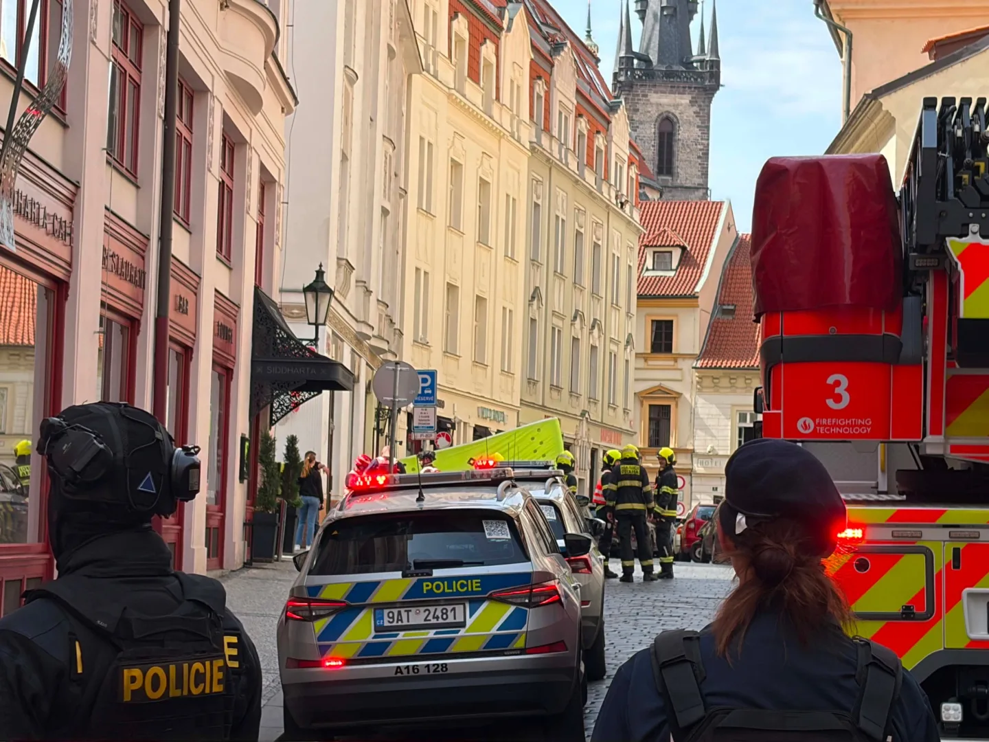 Policejní zásah v centru Prahy. V hotelovém pokoji se zabarikádoval agresivní host