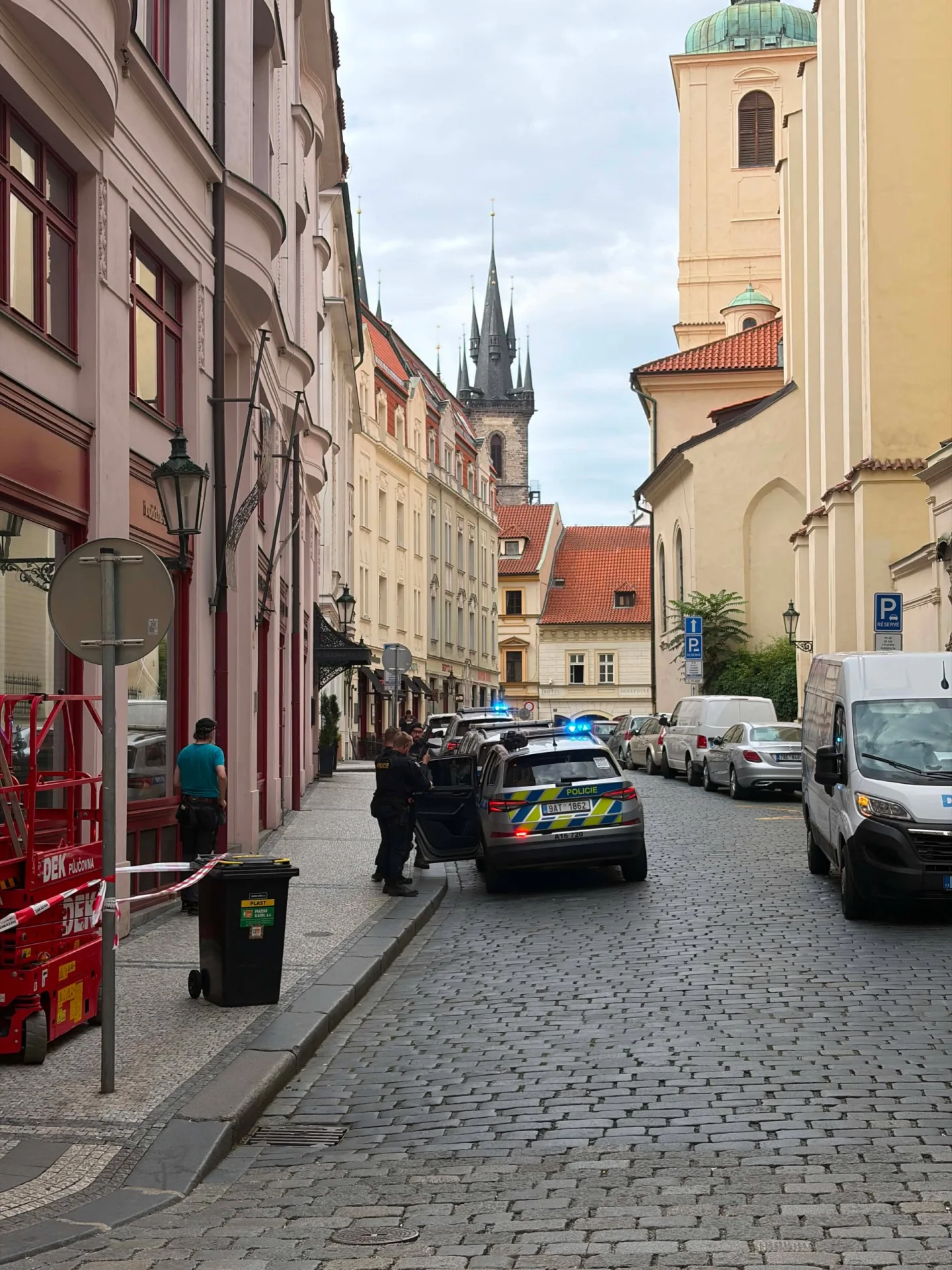 Policejní zásah v centru Prahy. V apartmánu se zabarikádoval agresivní host