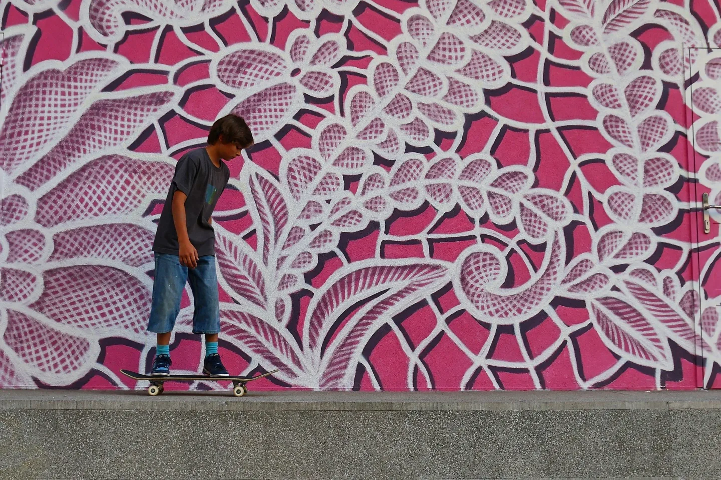 FOTO: Růžový mural na Žižkově je zatím nedokončený, autorka musela práci přerušit