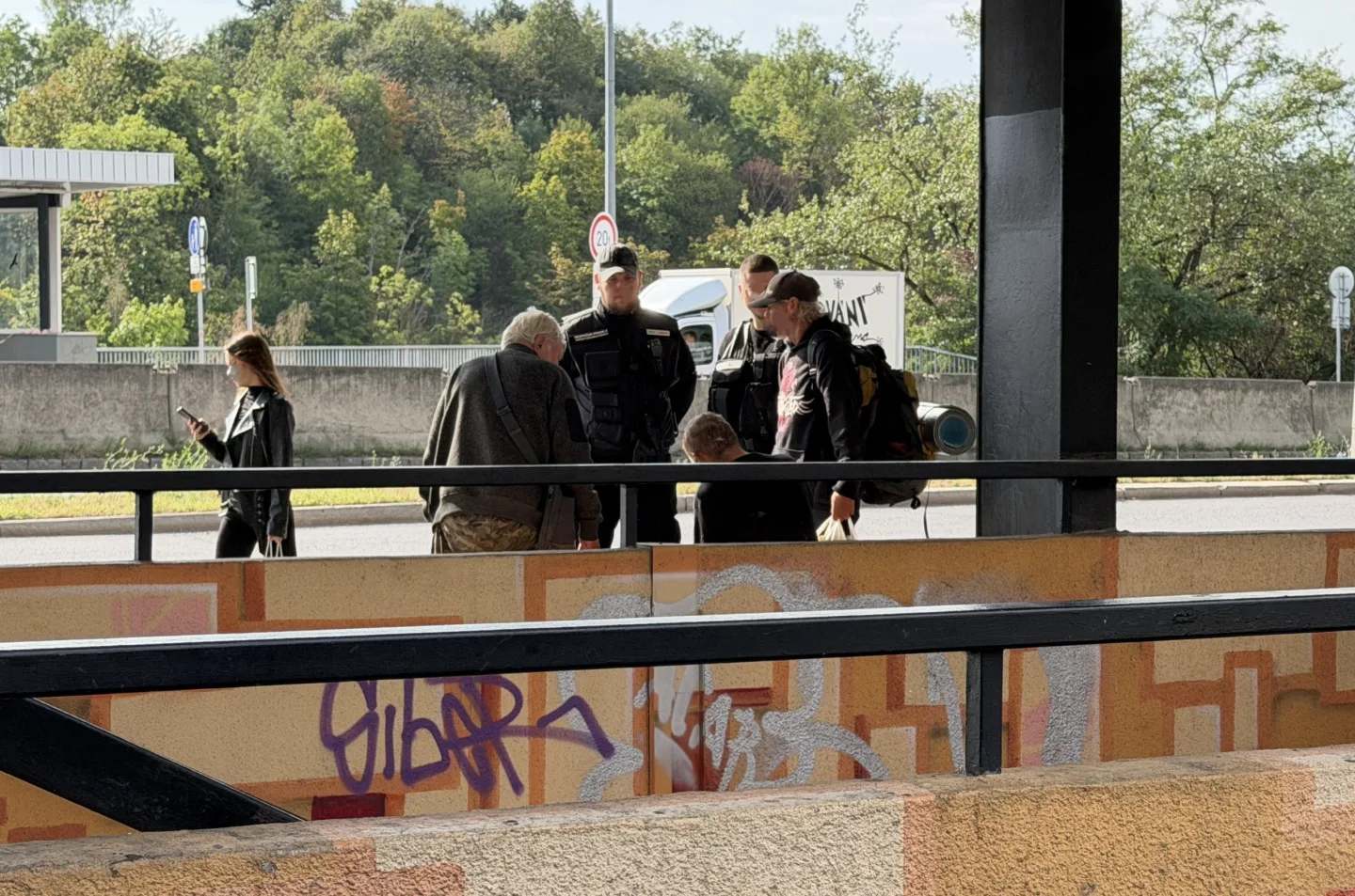 Více úklidu i dohledu. Praha 4 řeší problémy v okolí metra Kačerov