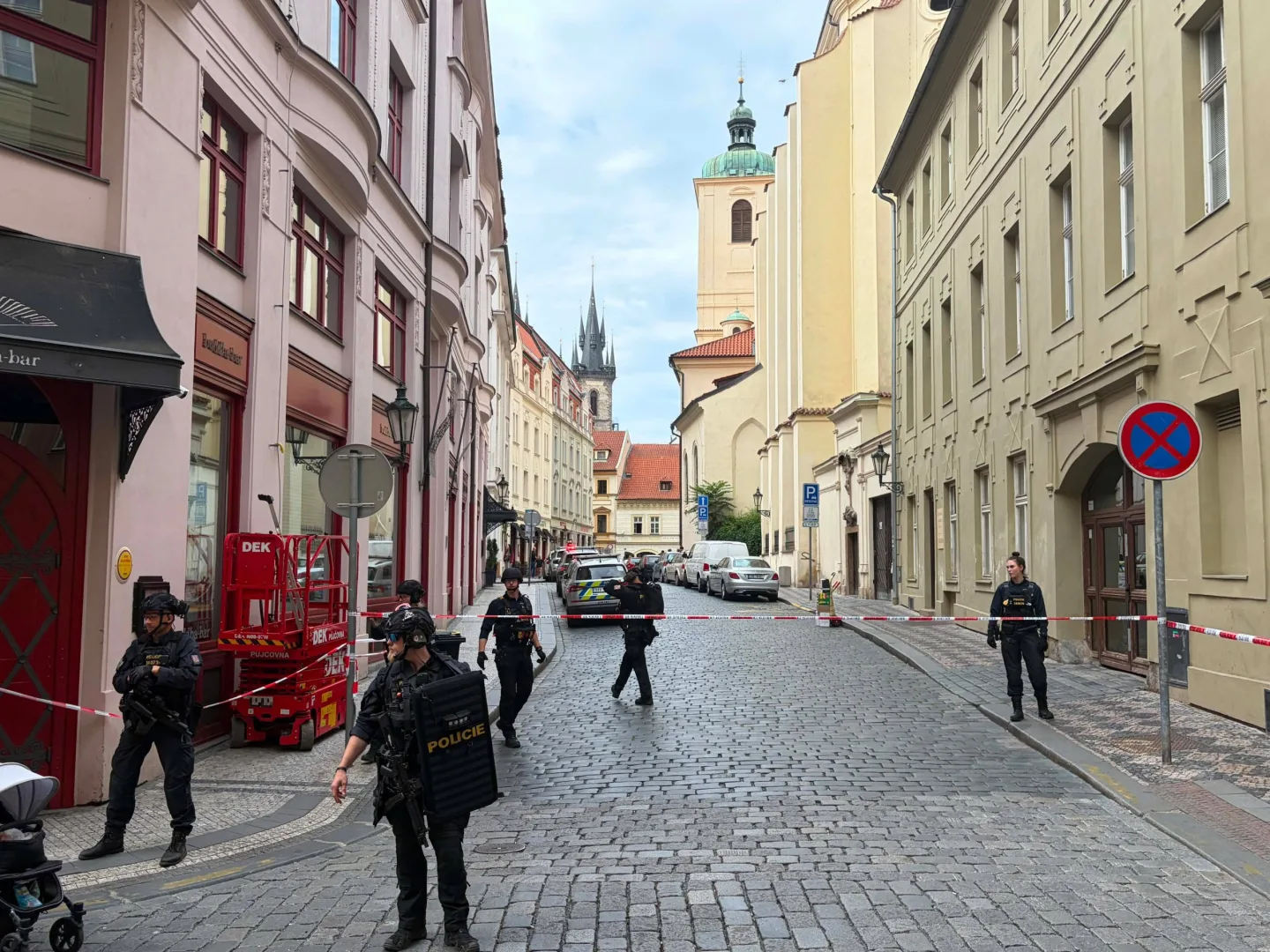 Policejní zásah v centru Prahy. V apartmánu se zabarikádoval agresivní host