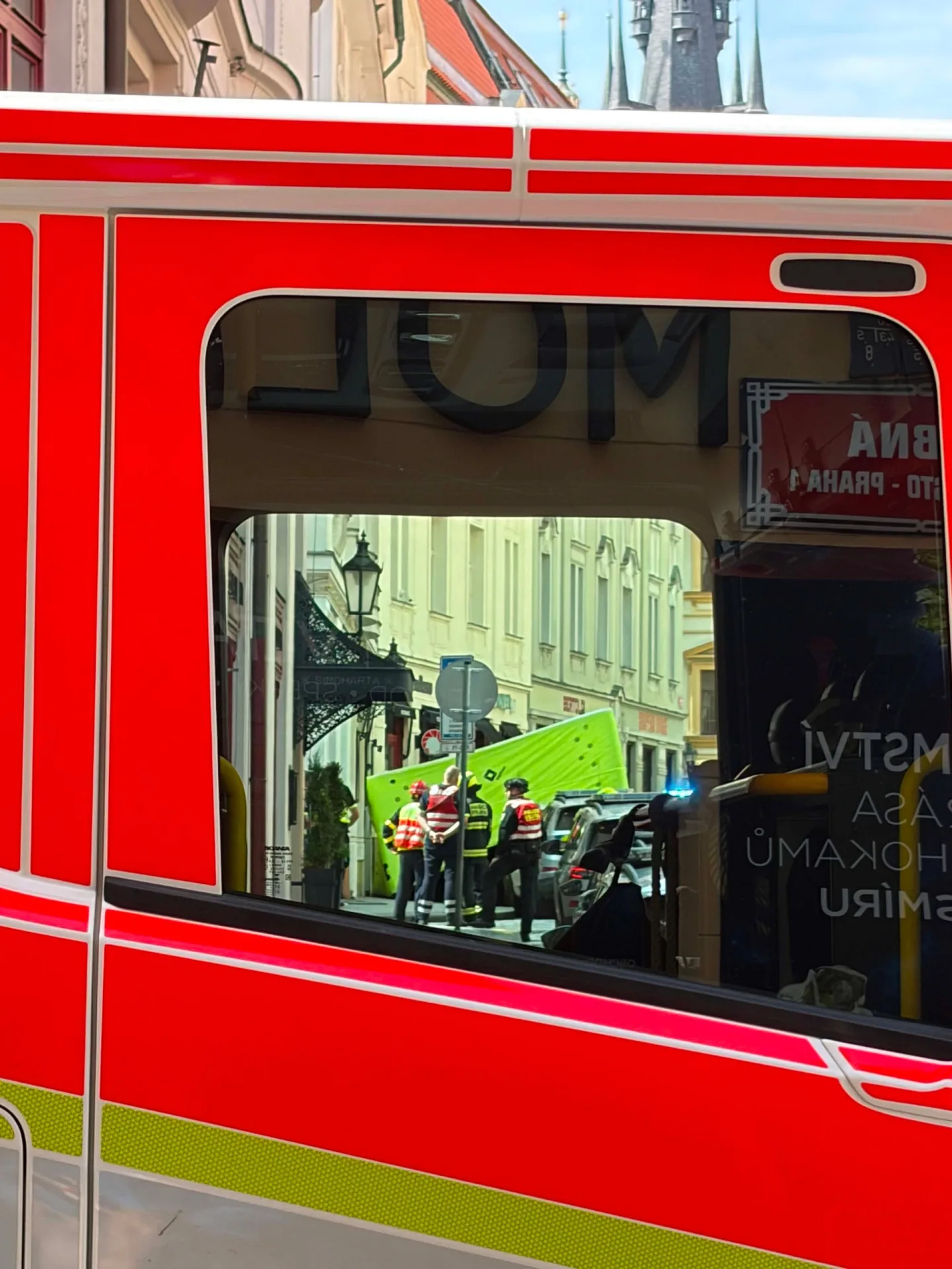 Policejní zásah v centru Prahy. V hotelovém pokoji se zabarikádoval agresivní host