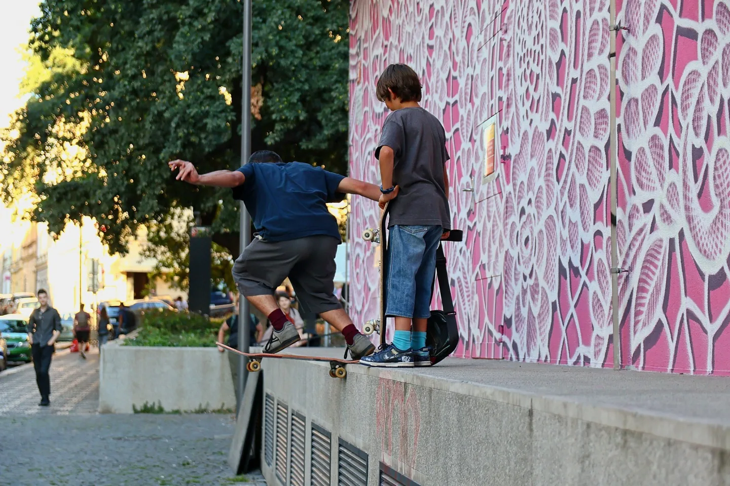 FOTO: Růžový mural na Žižkově je zatím nedokončený, autorka musela práci přerušit