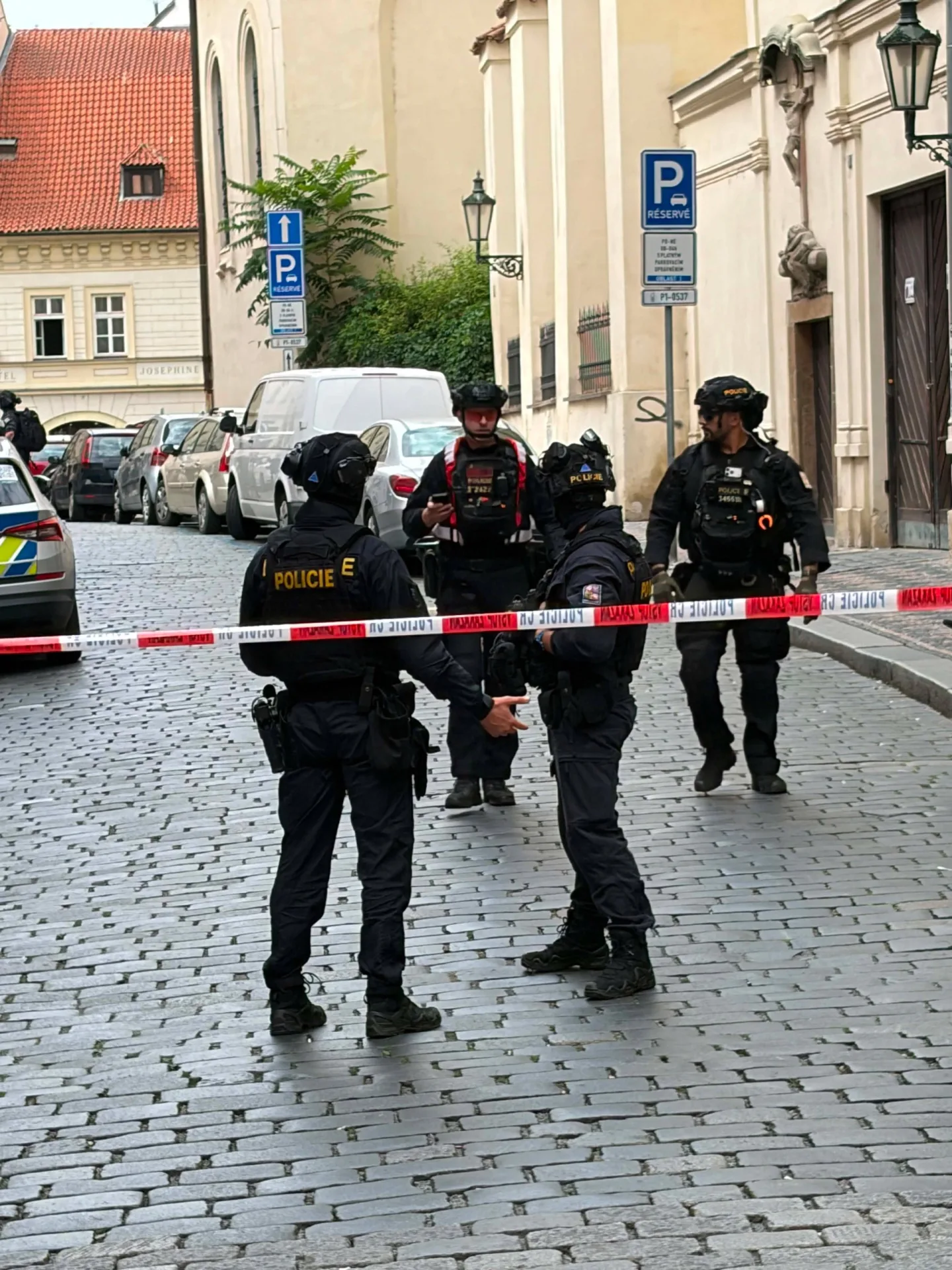 Policejní zásah v centru Prahy. V apartmánu se zabarikádoval agresivní host