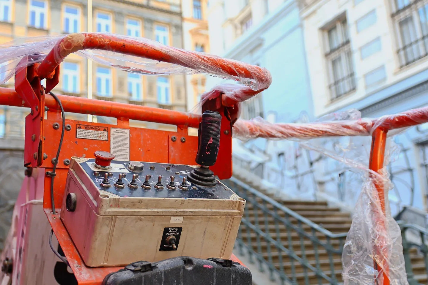 FOTO: Růžový mural na Žižkově je zatím nedokončený, autorka musela práci přerušit