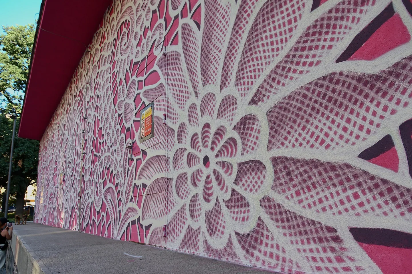 FOTO: Růžový mural na Žižkově je zatím nedokončený, autorka musela práci přerušit