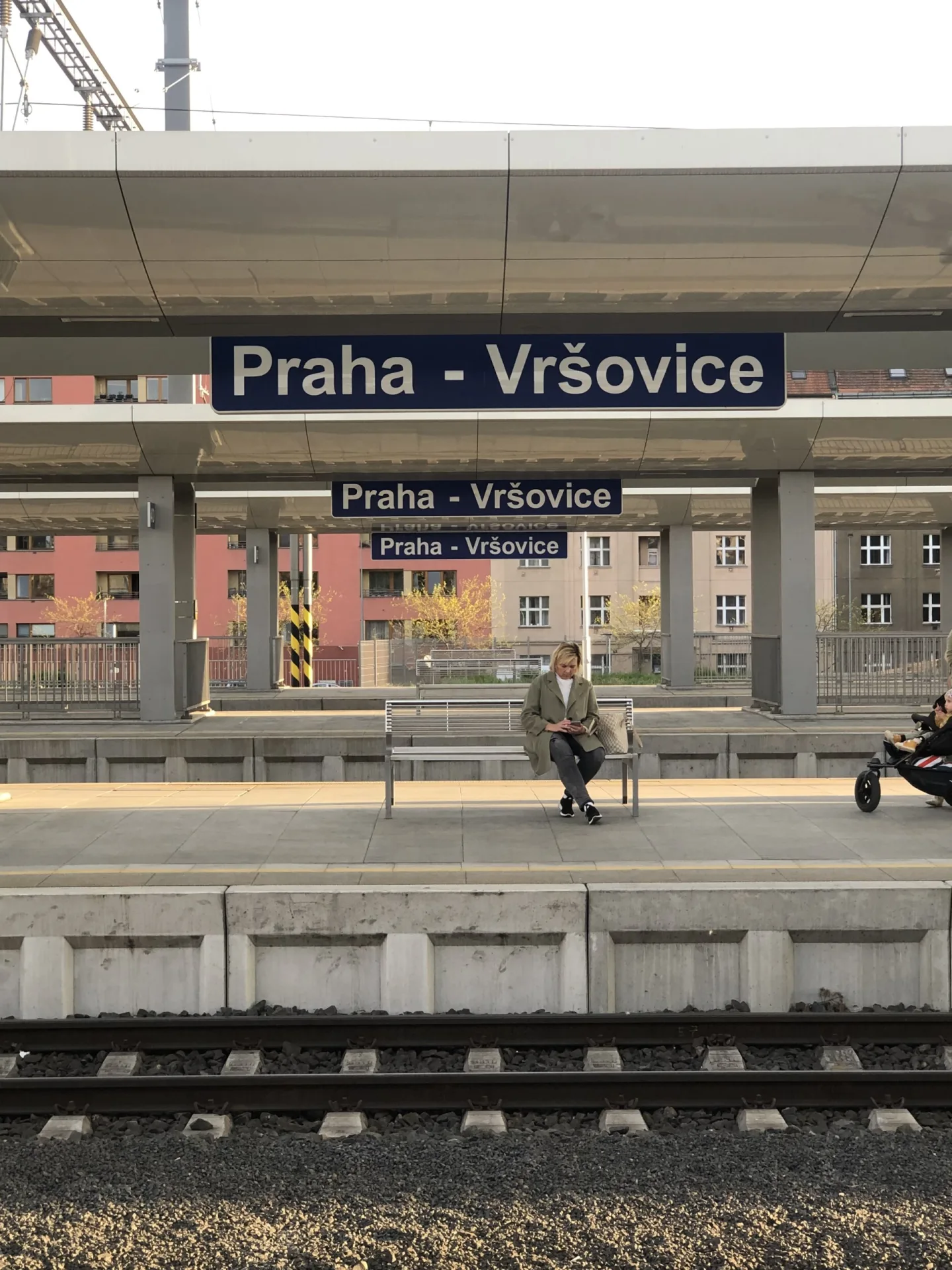 Mezi Vršovicemi a hlavním nádražím srazil vlak člověka, provoz byl zastaven