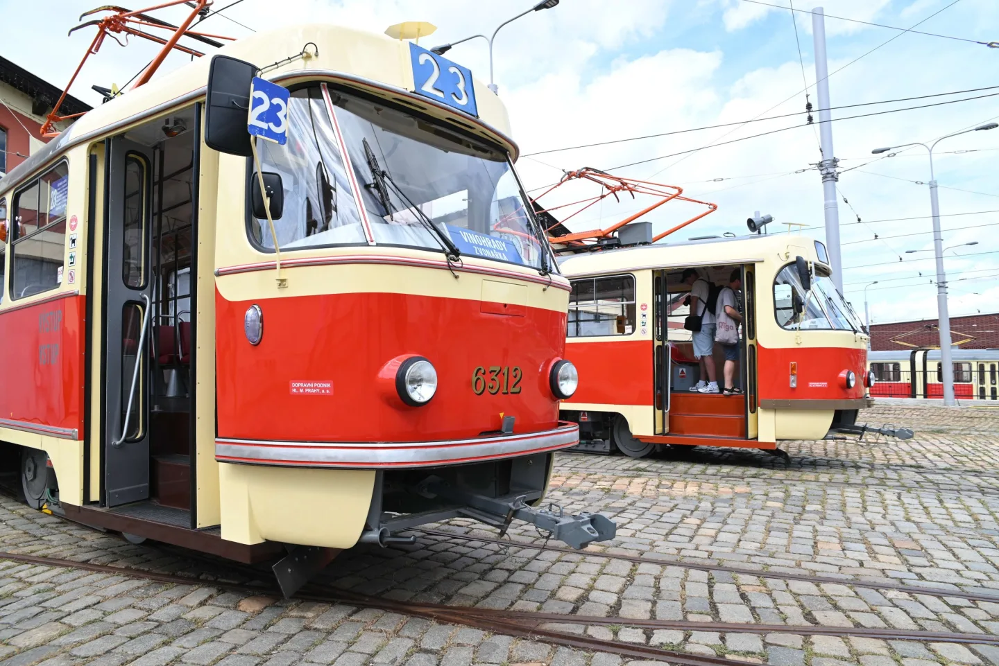 Dvě tramvaje, dvě éry. Opravené vozy míří na nostalgickou linku 23