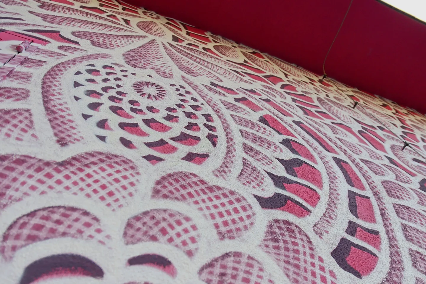 FOTO: Růžový mural na Žižkově je zatím nedokončený, autorka musela práci přerušit