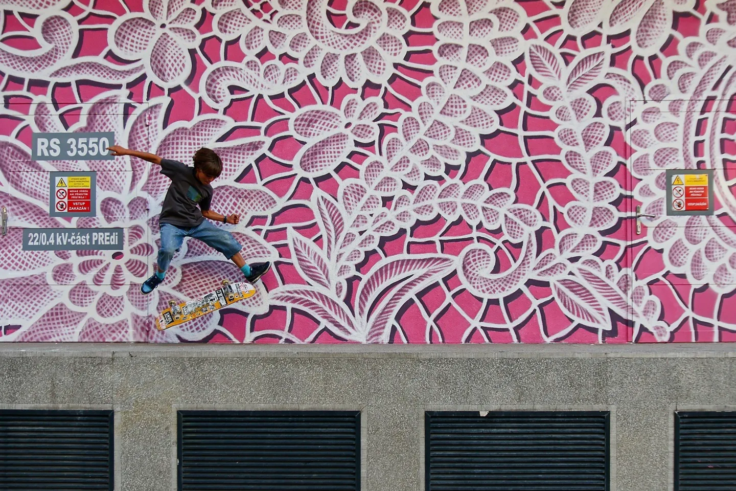 FOTO: Růžový mural na Žižkově je zatím nedokončený, autorka musela práci přerušit