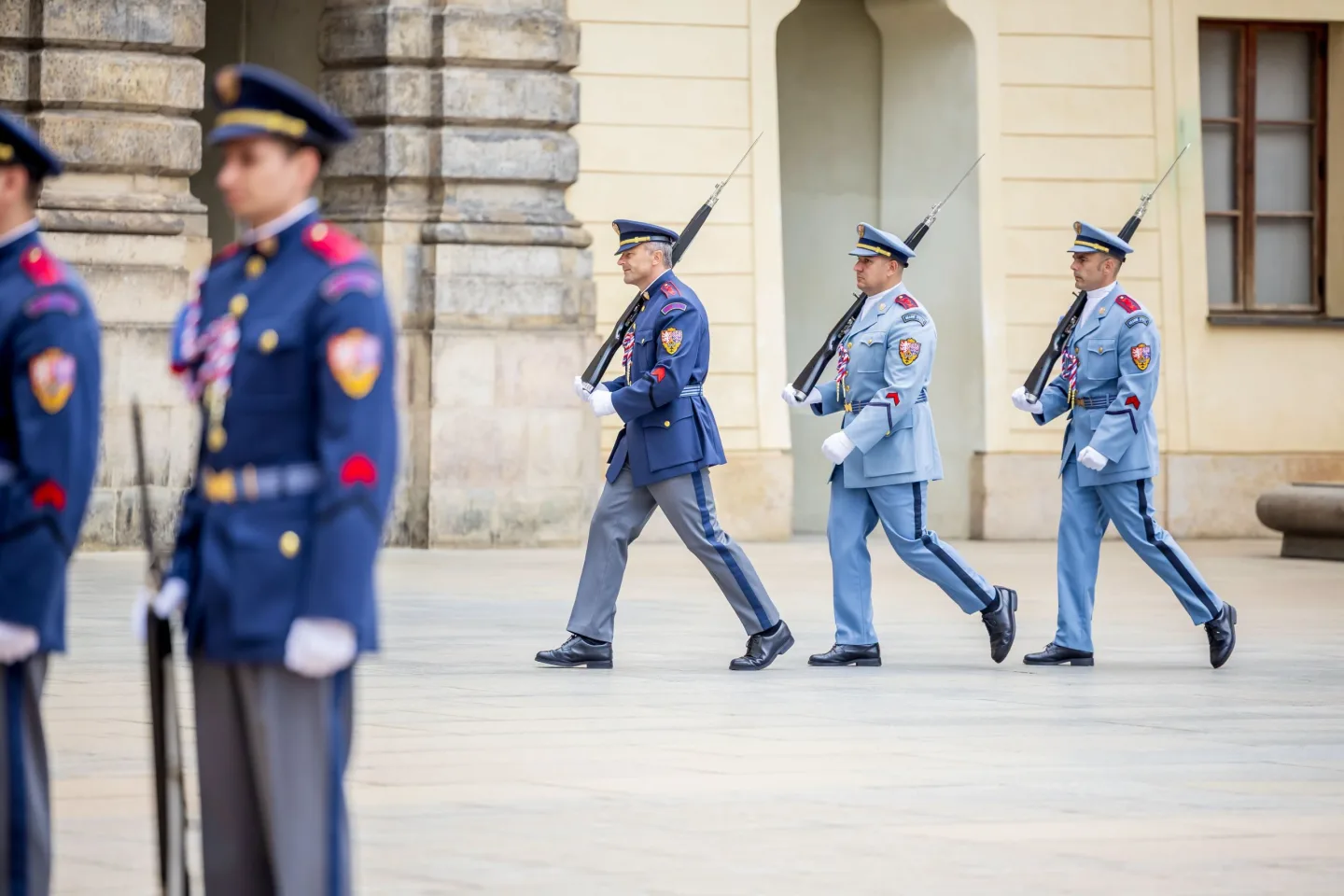 Hradní stráž převlékla uniformy. Při střídání se potkala světle modrá s tmavou