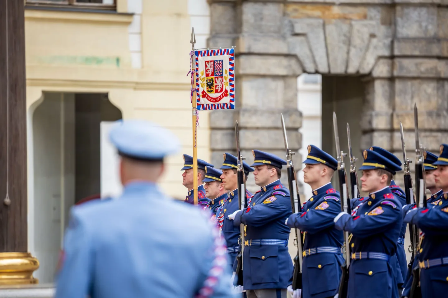Hradní stráž převlékla uniformy. Při střídání se potkala světle modrá s tmavou