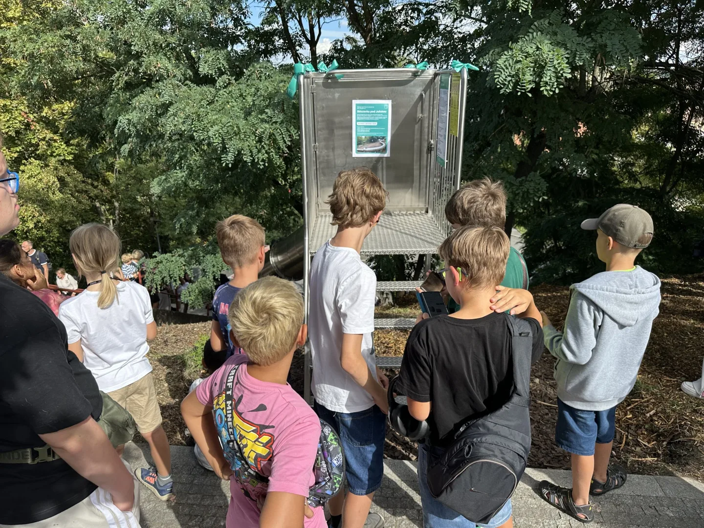 FOTO, VIDEO: Nadšení i pláč. Na nejdelší skluzavku v Praze si troufly desítky dětí