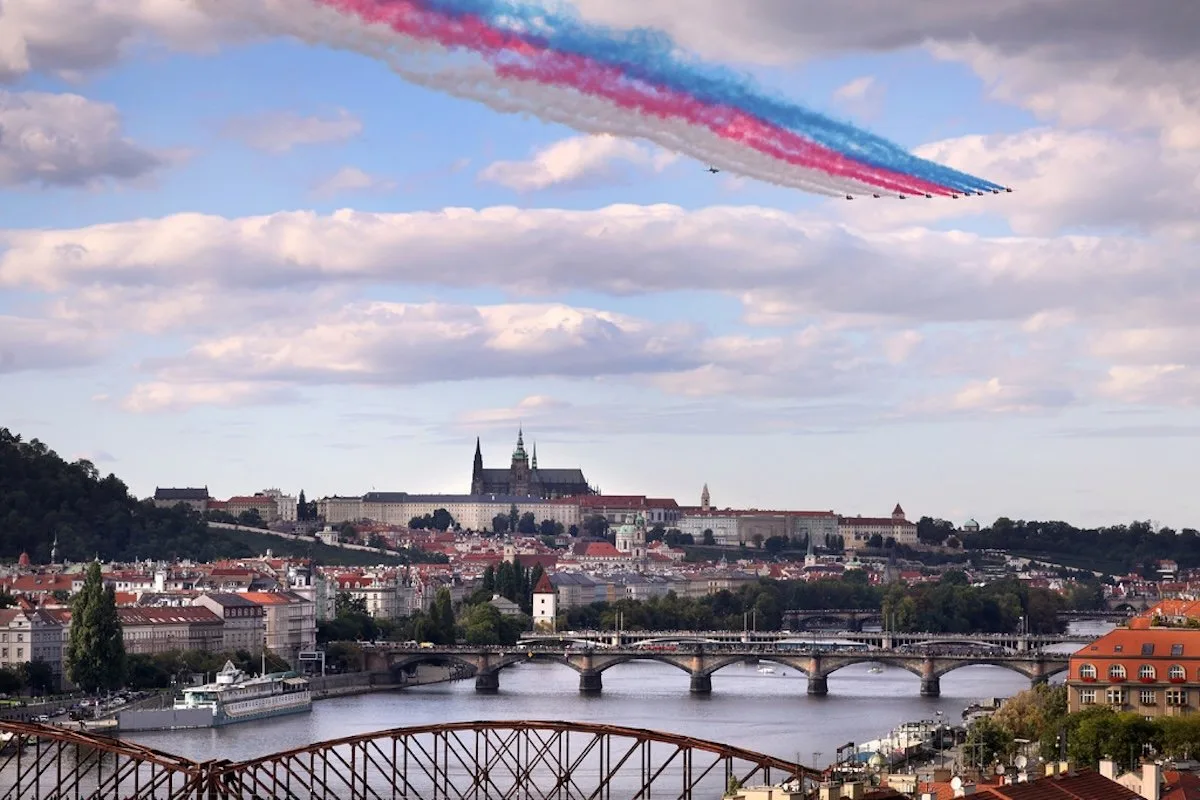 Do Prahy se vrací legendární Red Arrows. Formace opět proletí nad centrem města