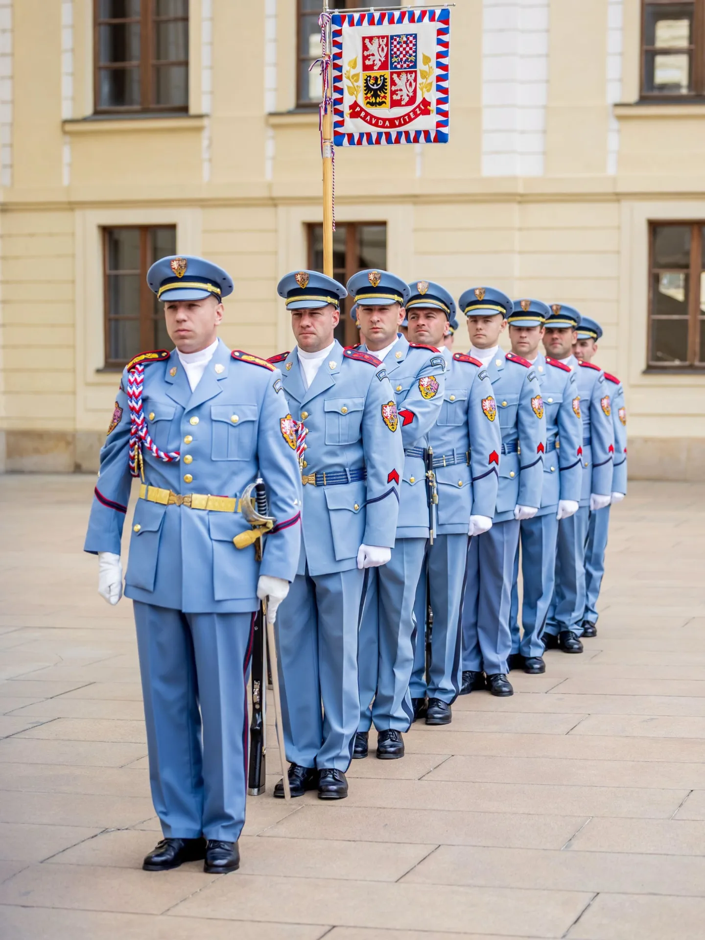 Hradní stráž převlékla uniformy. Při střídání se potkala světle modrá s tmavou