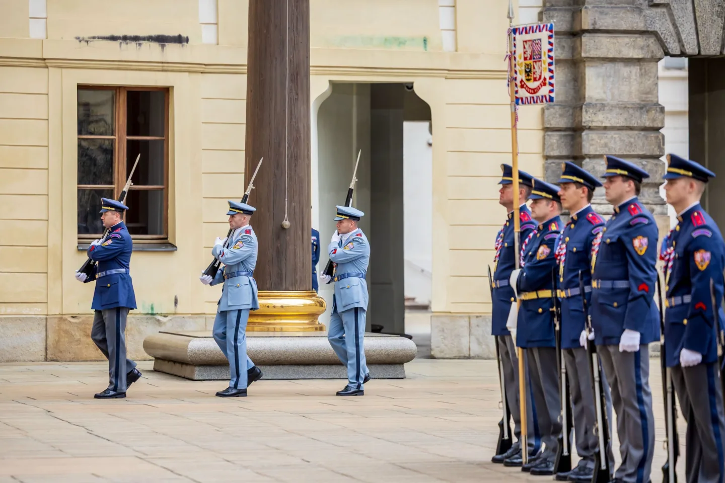 Hradní stráž převlékla uniformy. Při střídání se potkala světle modrá s tmavou