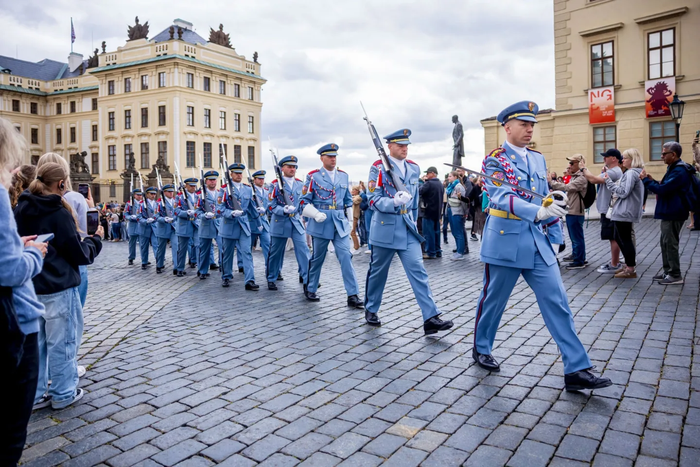 Hradní stráž převlékla uniformy. Při střídání se potkala světle modrá s tmavou