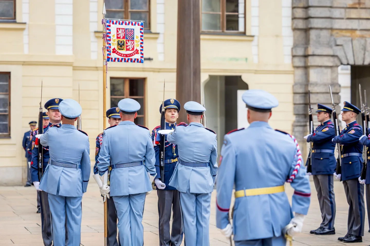 Hradní stráž převlékla uniformy. Při střídání se potkala světle modrá s tmavou