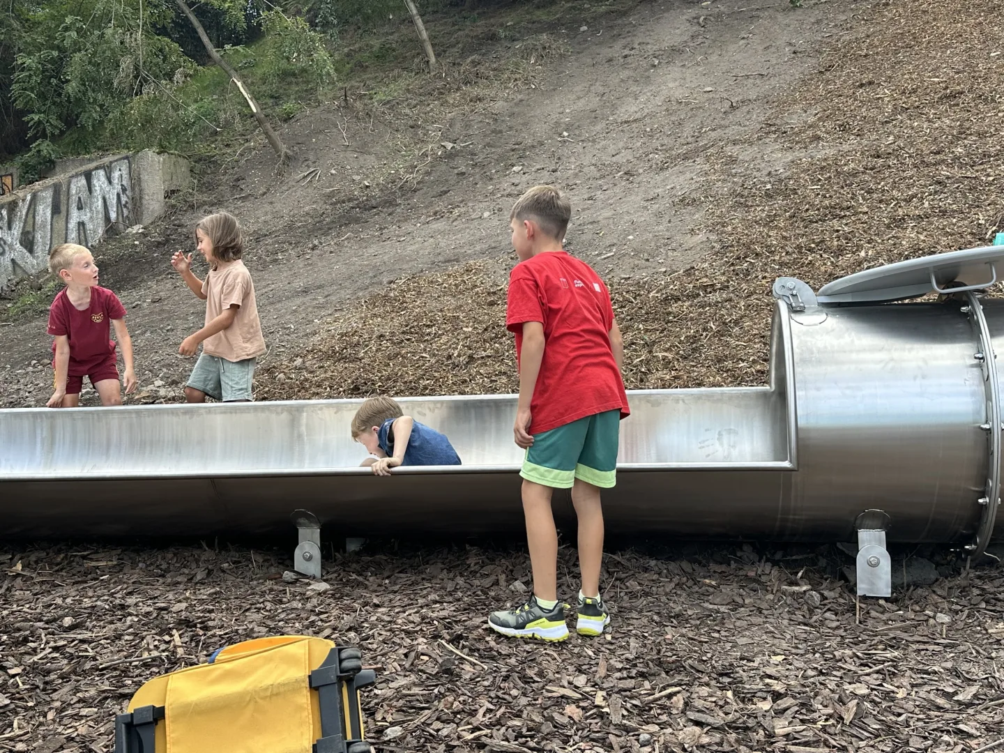 FOTO, VIDEO: Nadšení i pláč. Na nejdelší skluzavku v Praze si troufly desítky dětí