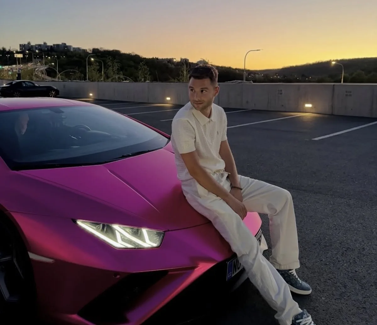 Influencer Kajumi je venku z vazby, policisté ho stíhají za obchodování s lidmi