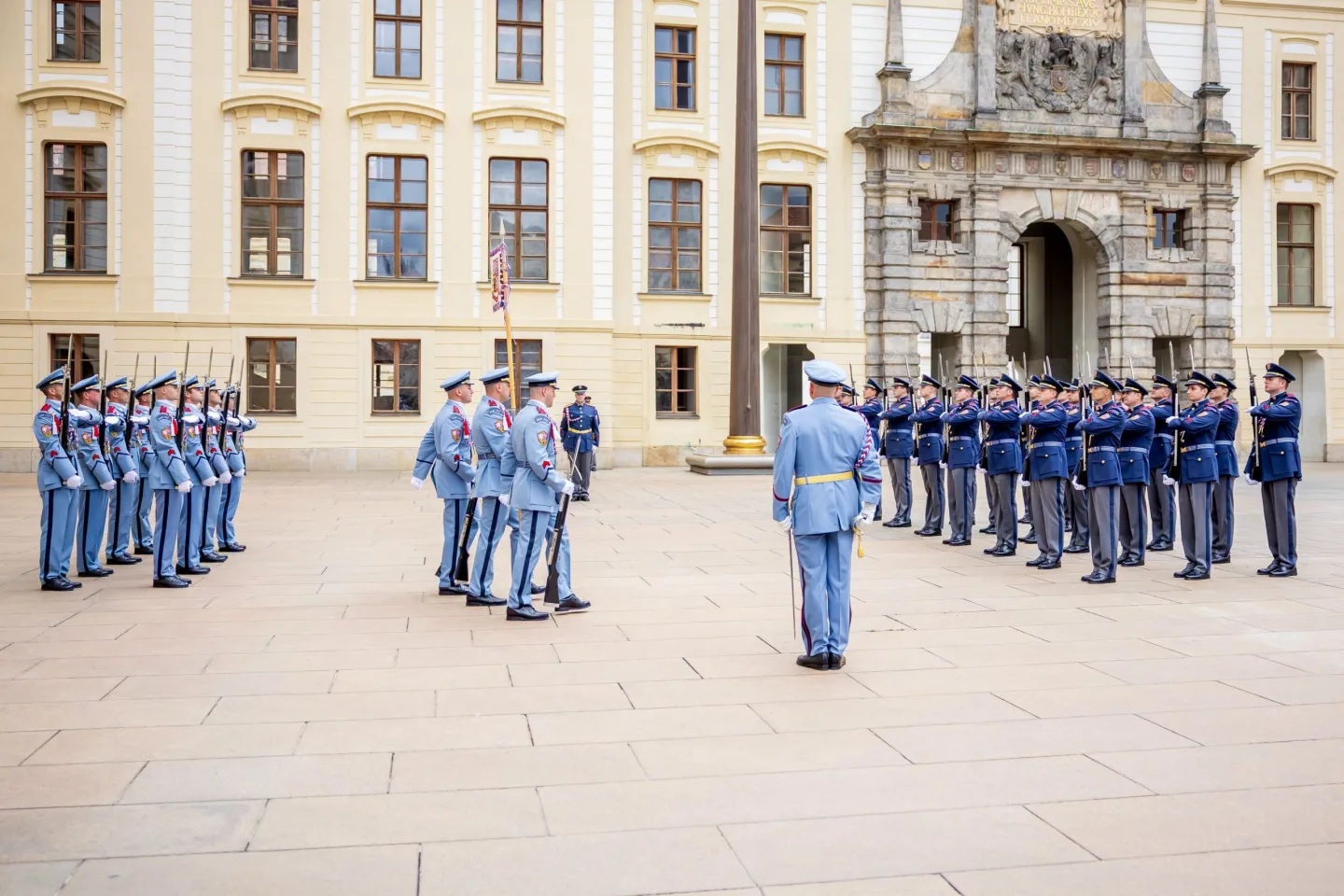 Hradní stráž převlékla uniformy. Při střídání se potkala světle modrá s tmavou