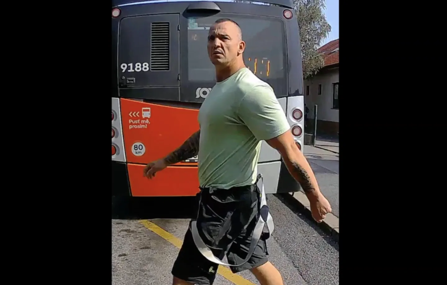 Nedal znamení, nevystoupil. Naštvaný muž pak rozbil sklo autobusu kamenem
