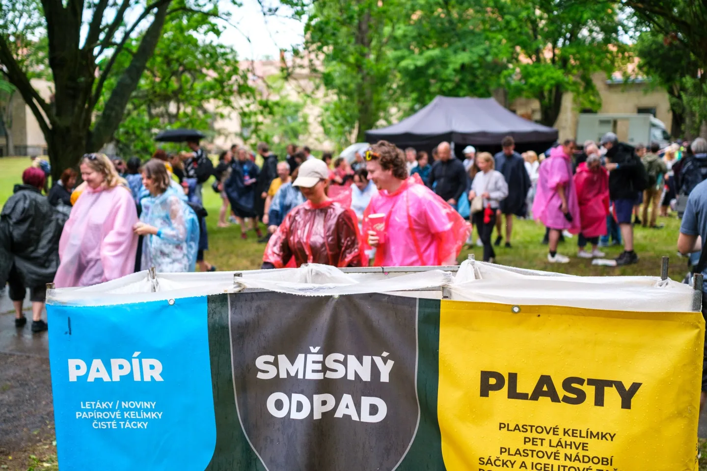 Třídění nekončí doma. Smysl má i na výletě, horách nebo festivalu