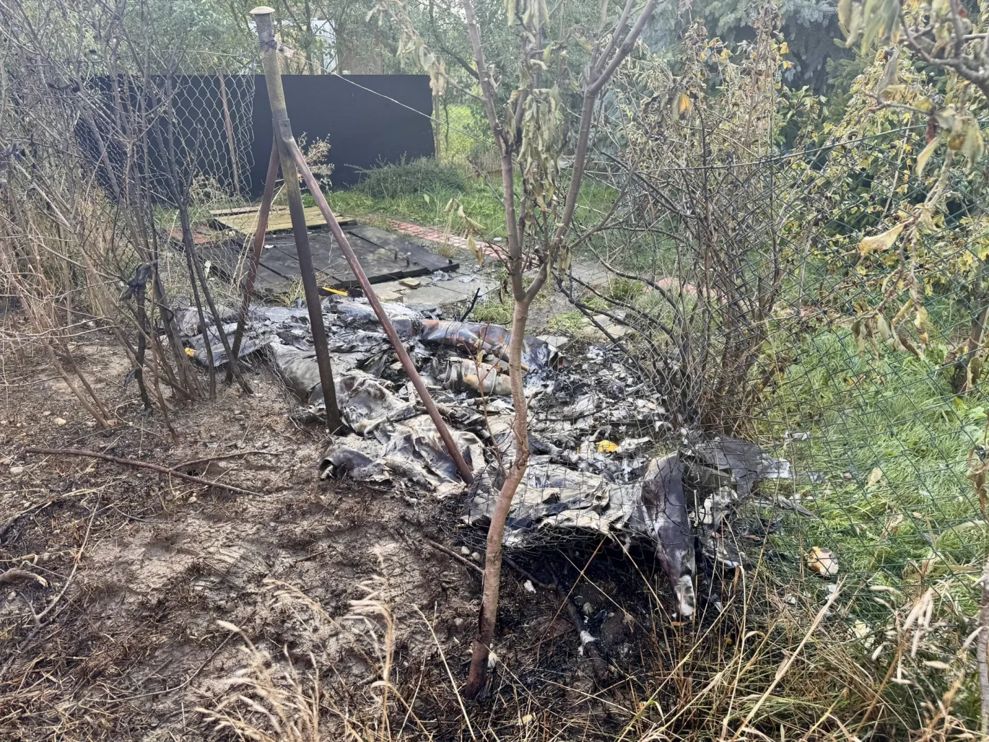 V Praze se zřítil třímetrový model letadla, zasahovali hasiči i pyrotechnik
