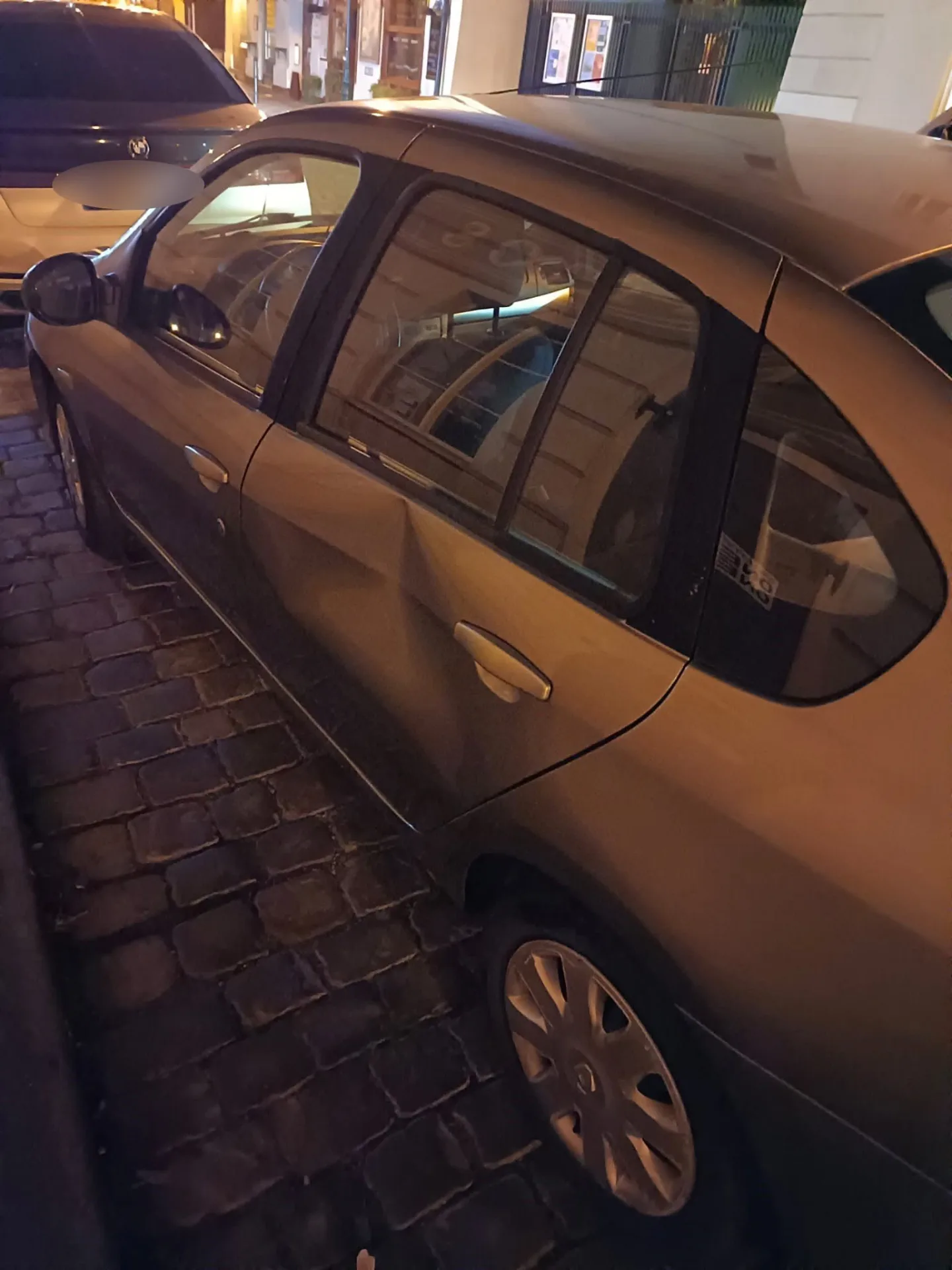 Vandal si vybíjel vztek na zaparkovaných autech, pak odpočíval na lavičce