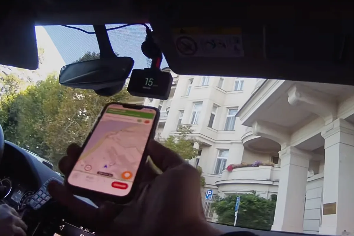 Rodící žena spěchala do porodnice, cestu jí blokovali řidiči. Pomohli policisté