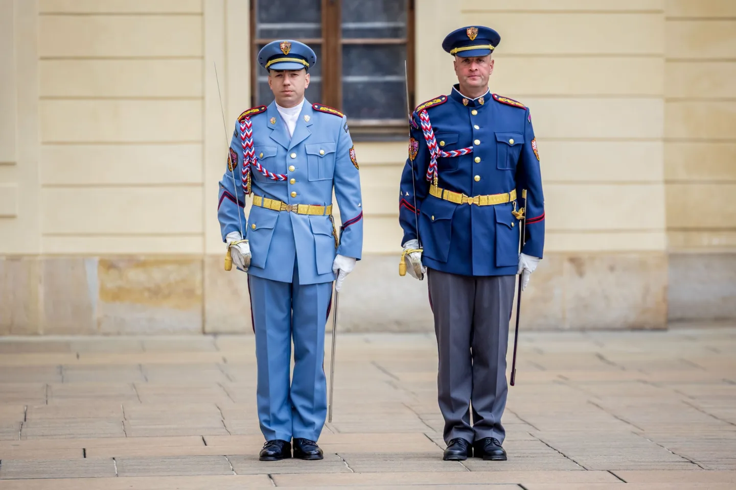 Hradní stráž převlékla uniformy. Při střídání se potkala světle modrá s tmavou