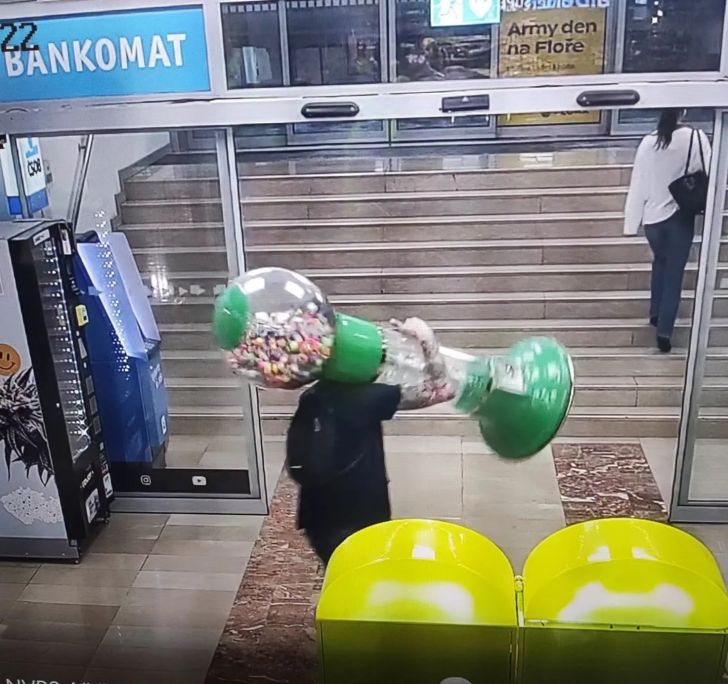 Opilci se zachtělo zvýkaček, z nákupáku ukradl celý automat