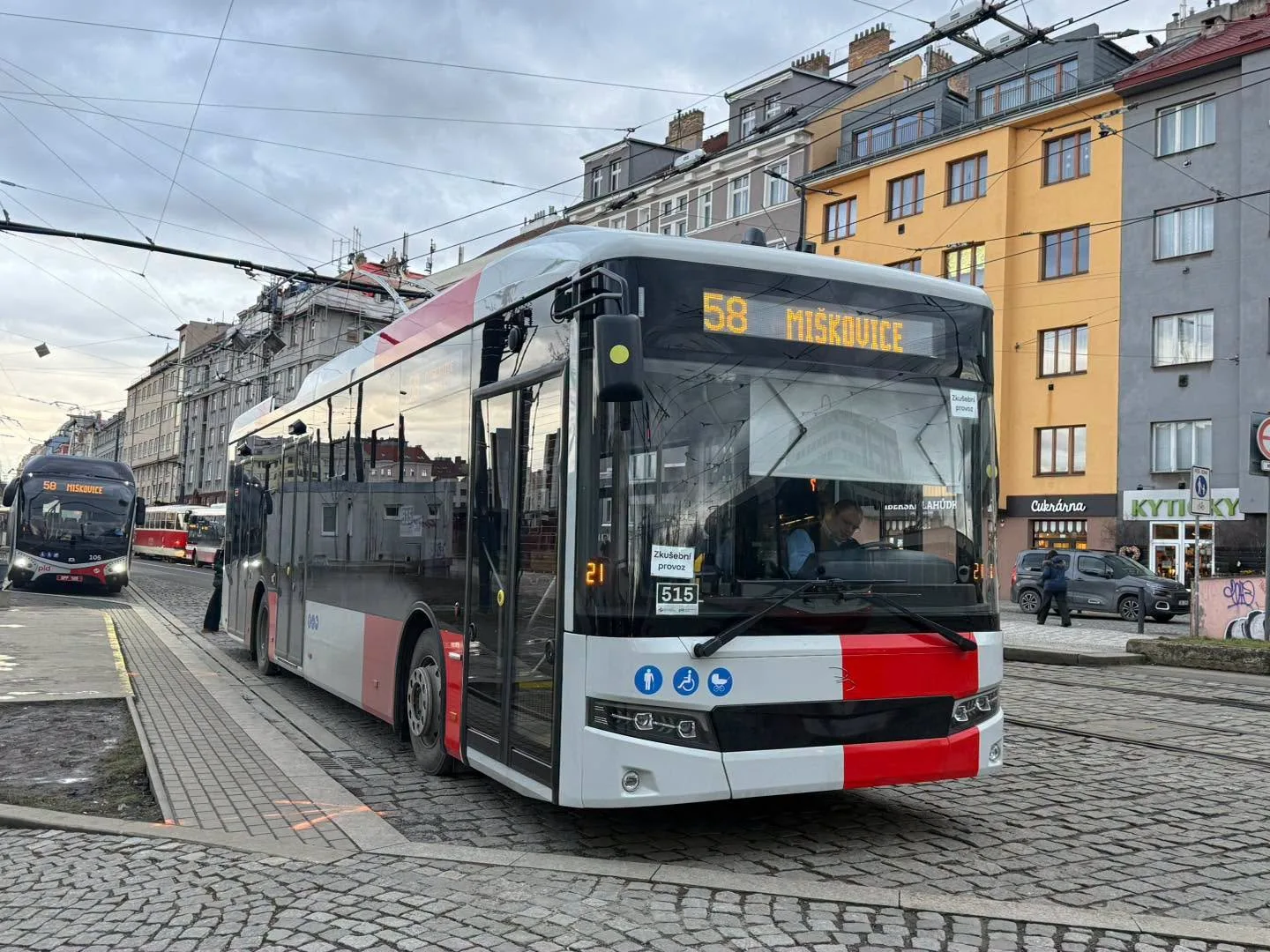 Praha převzala prvních 11 tureckých trolejbusů Bozankaya, jezdit zatím budou tři