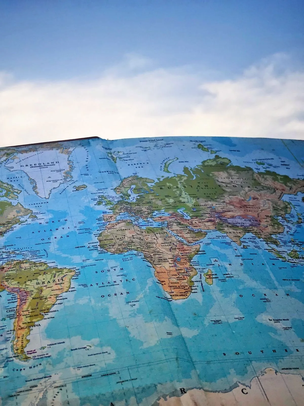 Grónsko není stejně velké jako Afrika. OSN podpořila změnu světových map