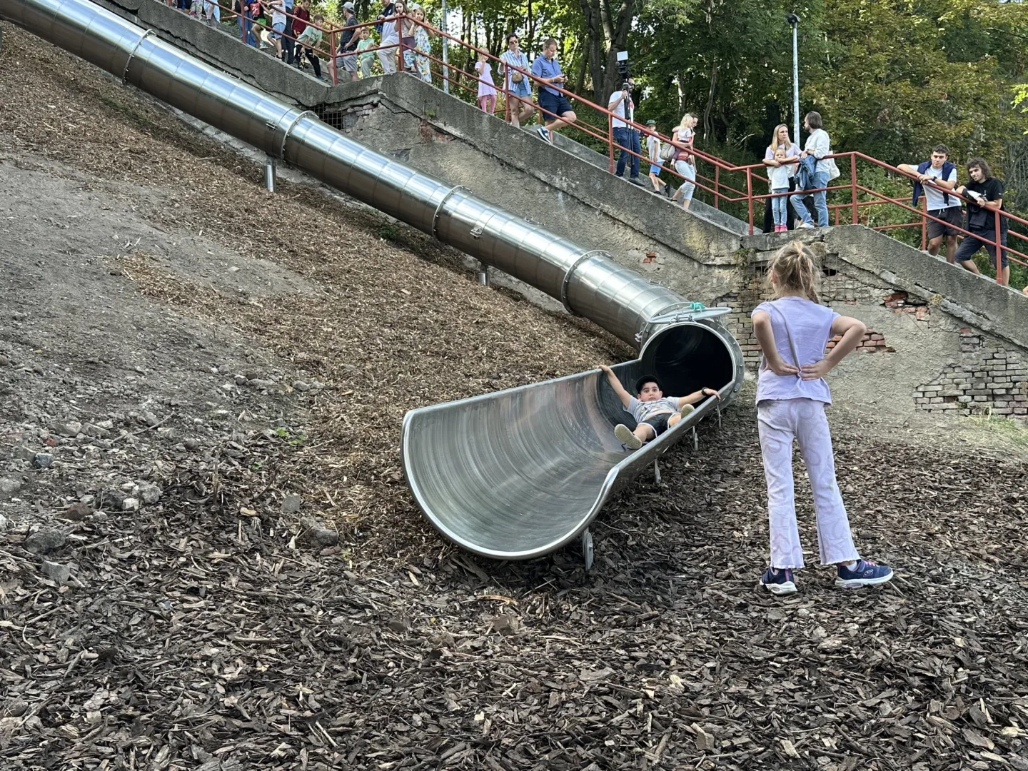 FOTO, VIDEO: Nadšení i pláč. Na nejdelší skluzavku v Praze si troufly desítky dětí
